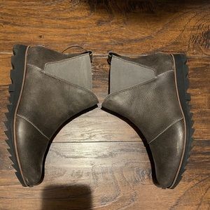Size 8.5 Sorel Women’s Harlow Chelsea bootie